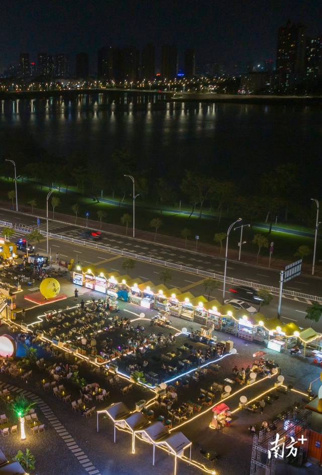 东江边的惠州花里头潮聚公园流动摊贩疏导区。 东江边的惠州花里头潮聚公园流动摊贩疏导区。