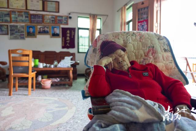 老人常常伴随着电视背景音入睡。 老人常常伴随着电视背景音入睡。