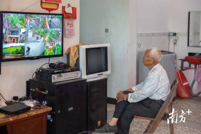 钟裕祥时常看着监控画面发呆。 钟裕祥时常看着监控画面发呆。