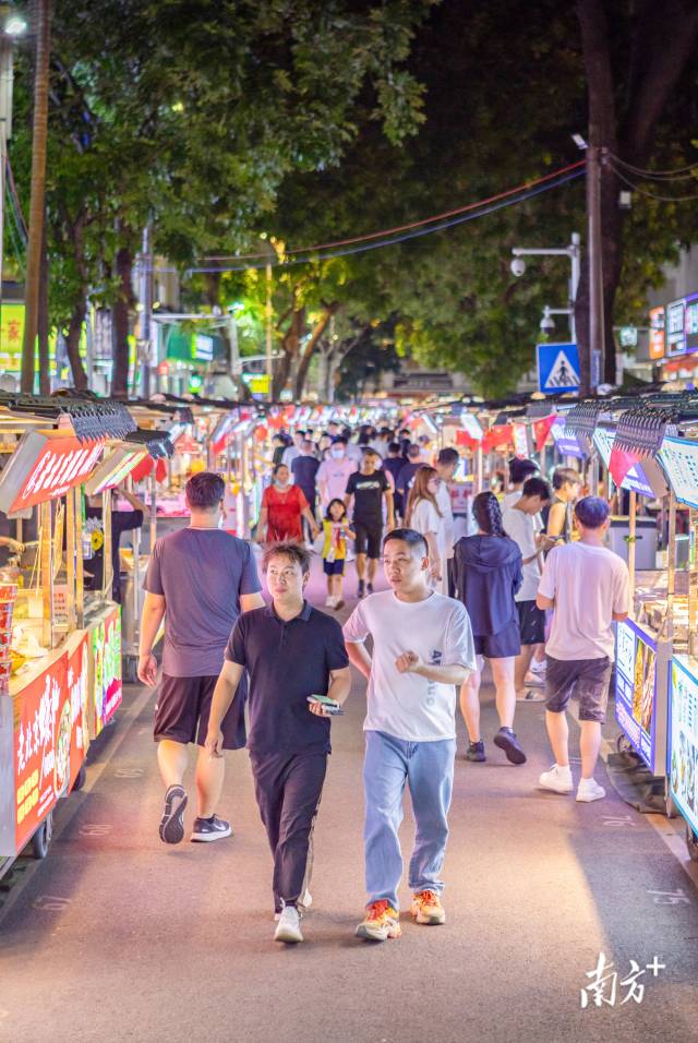 惠州龙丰夜市流动摊贩疏导区设立后,每到周末和节假日都人头攒动。 惠州龙丰夜市流动摊贩疏导区设立后,每到周末和节假日都人头攒动。