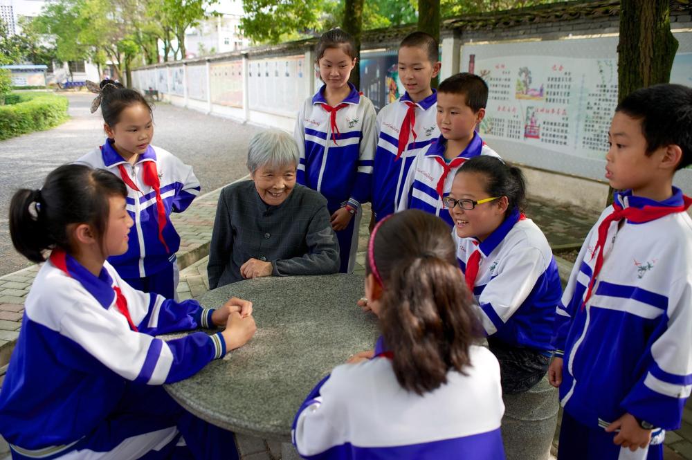 龚全珍老人（左三）和江西萍乡市莲花县的孩子们在一起（2013年5月21日摄）。新华社记者 胡晨欢 摄