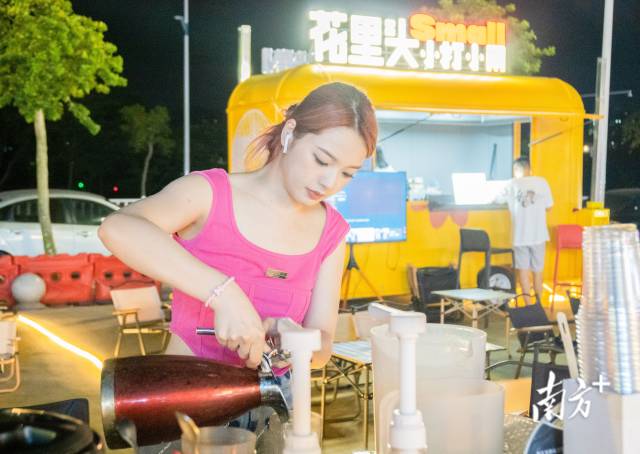 花里头潮聚公园夜市是惠州年轻人的热门打卡点。 花里头潮聚公园夜市是惠州年轻人的热门打卡点。