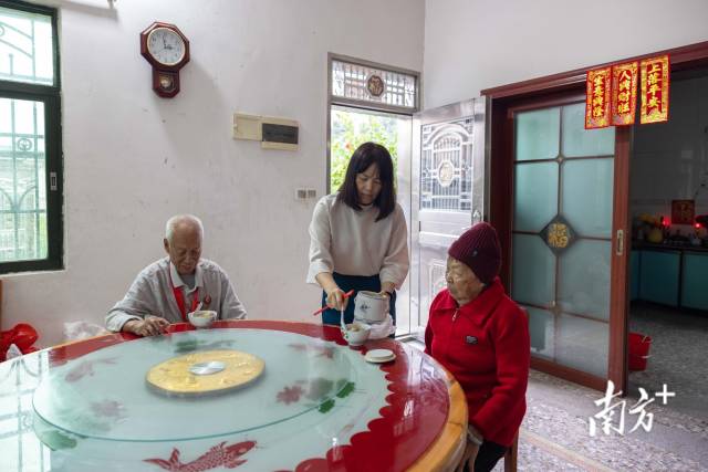 钟超珍住得离父母近,每周都会争取回家看看老人。 钟超珍住得离父母近,每周都会争取回家看看老人。