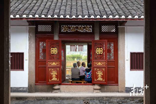 村里的老人每天雷打不动聚到祠堂打牌聊天。 村里的老人每天雷打不动聚到祠堂打牌聊天。