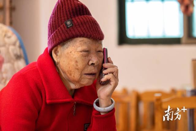 看到老人穿得少,孩子们就会给妈妈罗启香打电话关心。 看到老人穿得少,孩子们就会给妈妈罗启香打电话关心。