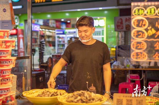 江铭豪在惠州龙丰夜市摆摊已经快3个月。 江铭豪在惠州龙丰夜市摆摊已经快3个月。