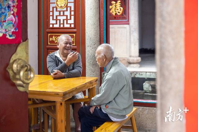 老人们最舍不得村里的老友。 老人们最舍不得村里的老友。