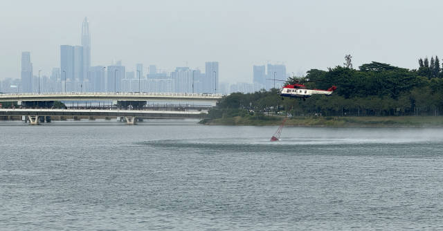 11月5日16时许，数架直升机、基建将建无人机升空，千余起降无人机起降竞速飞行、深圳物流即时配送、城市安防巡检、农业管理、直升机应急救援等场景在深圳人才公园上空集中演示。