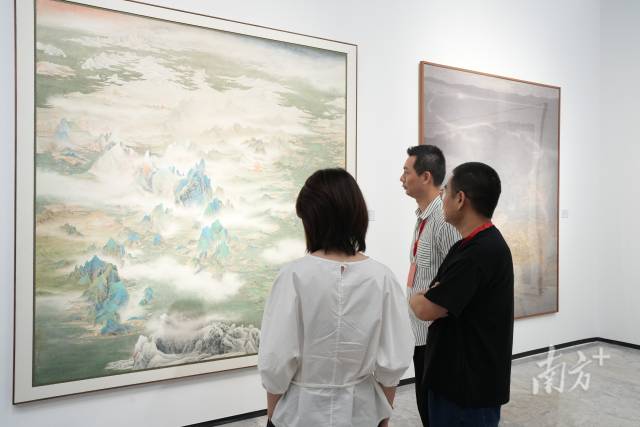 市民观赏第十四届全国美展中国画作品展上展出的作品。