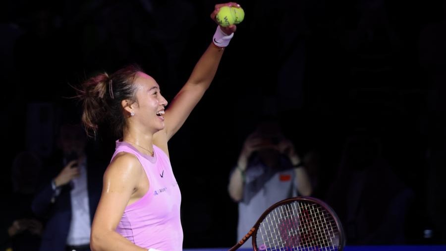 Zheng Qinwen defeats Rybakina to claim her first win at WTA Finals