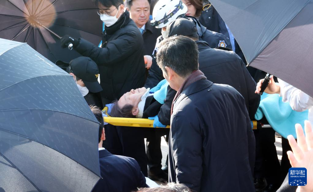 1月2日，在韩国釜山，韩国最大在野党党首李在明遭袭，在现场进行紧急处置后被送往医院救治。新华社/纽西斯通讯社