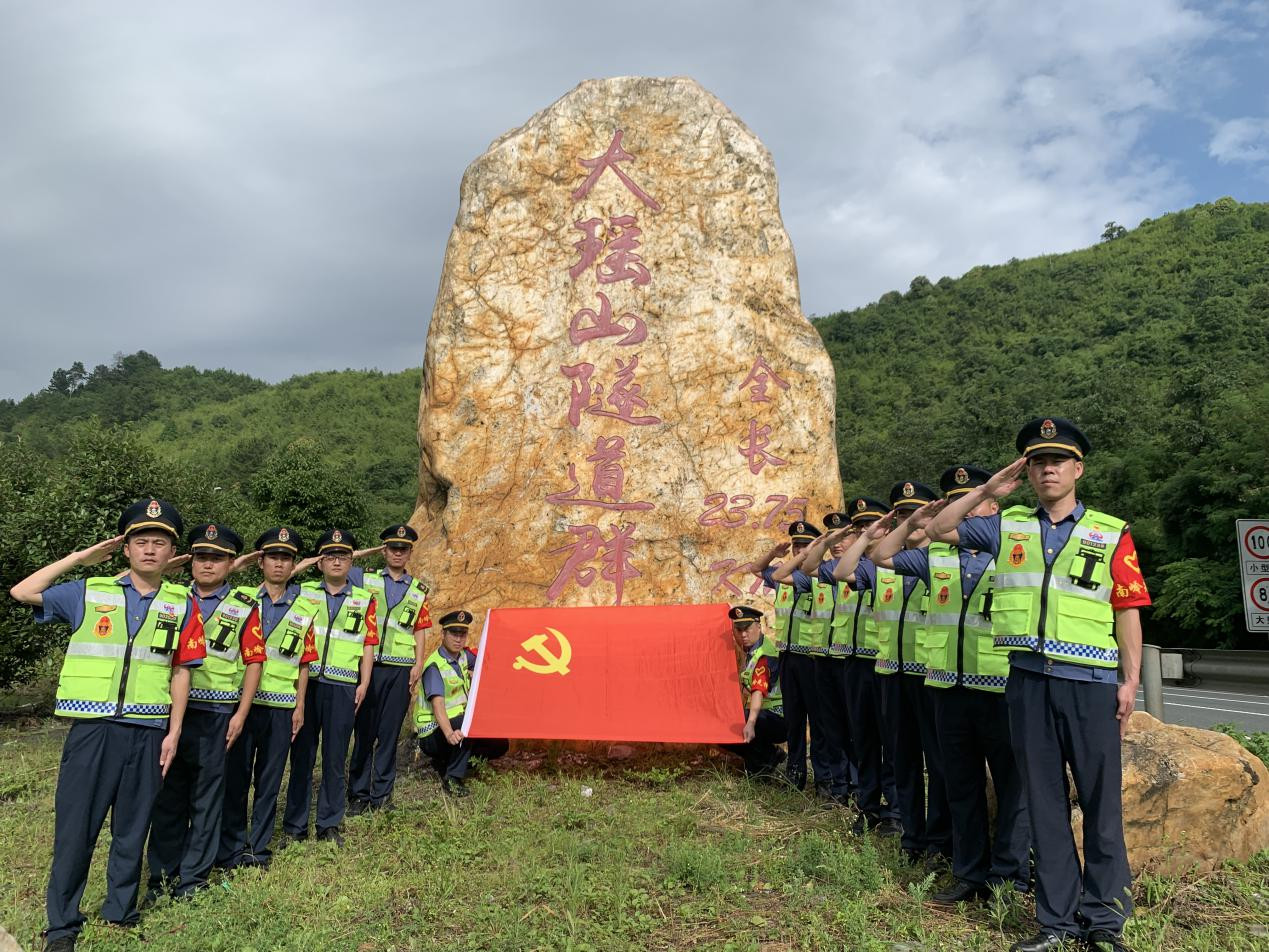 资料图：“南岭先锋”路政队护航乐广高速安全畅通。