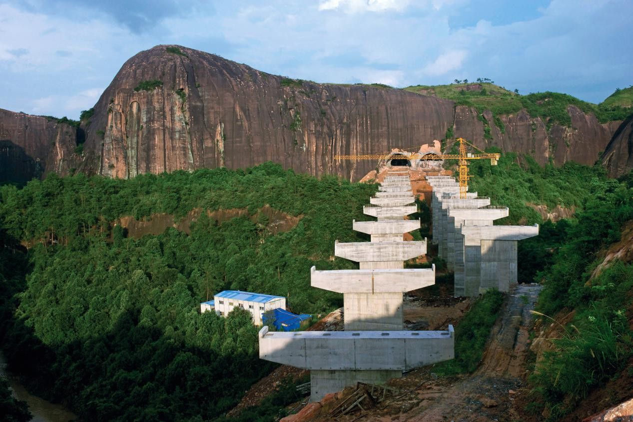 资料图：乐广高速潜龙涧隧道建设场景。