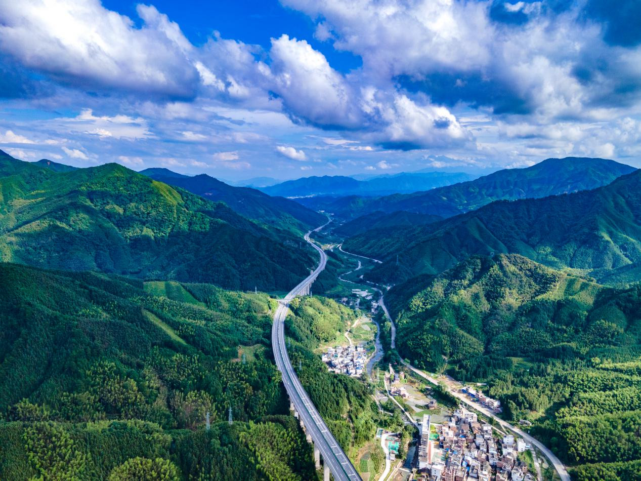 资料图：二广高速在崇山峻岭间穿梭。