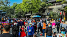 中秋国庆假期 全国多个景区现客流高峰 中秋国庆假期 全国多个景区现客流高峰
