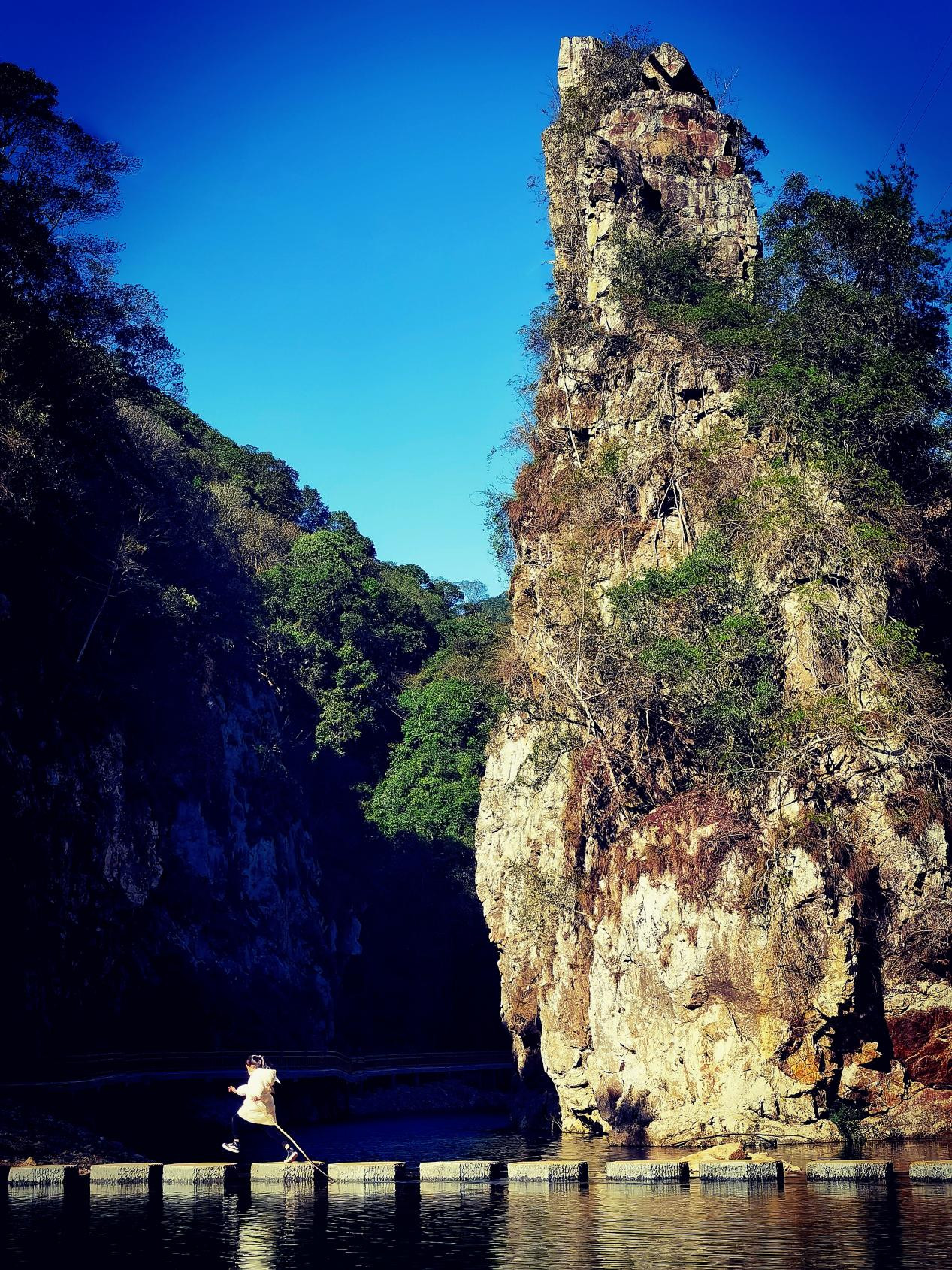 　石笋：位于始兴县东南部25公里的都亨河峡谷中，石笋群山环抱，雄奇隽秀，婀娜多姿。