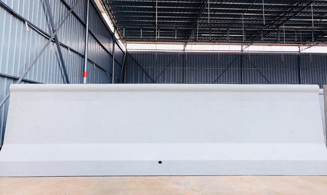 湛江机场高速新泽西护栏智慧生产中心投产