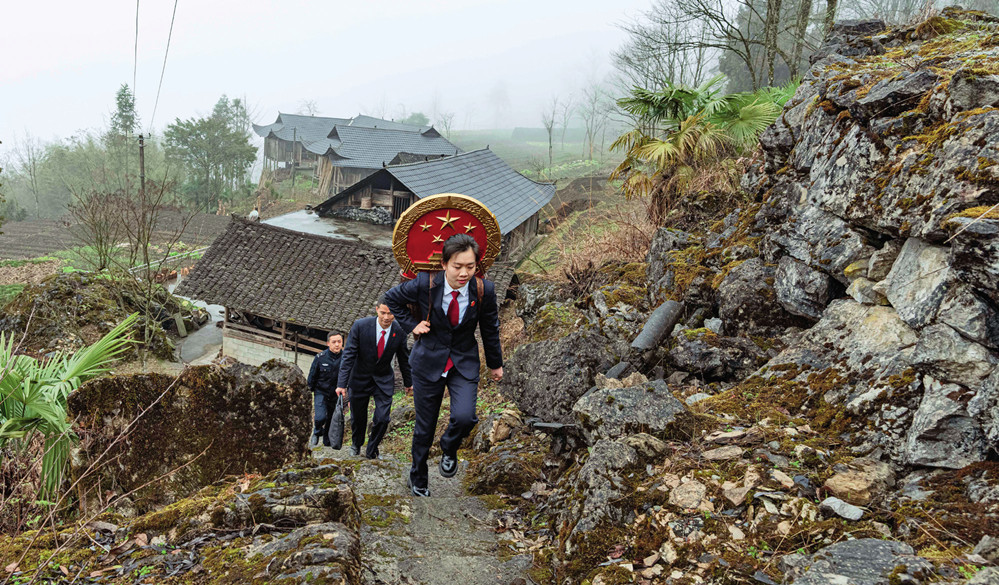 湖北省鹤峰县人民法院积极推行巡回送法进乡村活动，通过现场宣讲、模拟庭审、法律咨询等方式，普及法律知识，化解基层纠纷矛盾，助力乡村振兴。图为法庭工作人员在前往鹤峰县中营镇的路上（2023年2月28日摄） 覃涛摄