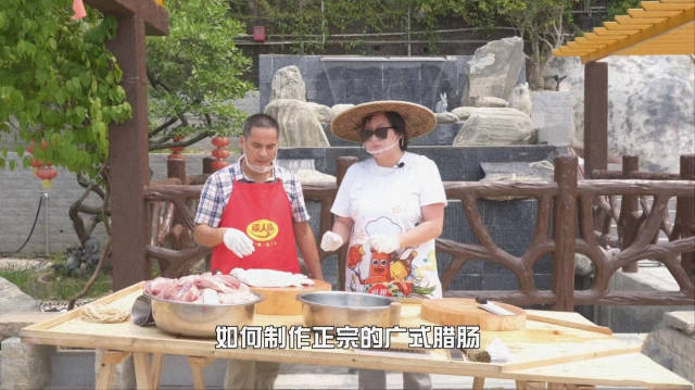 刘见辉（左一）展示腊味手工制作技艺。