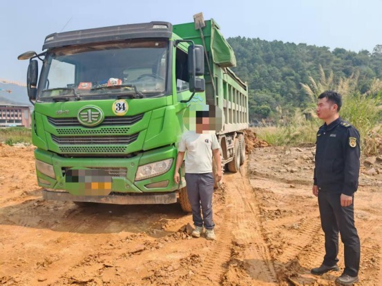 云城区：严厉打击建筑垃圾违法运输及倾倒行为