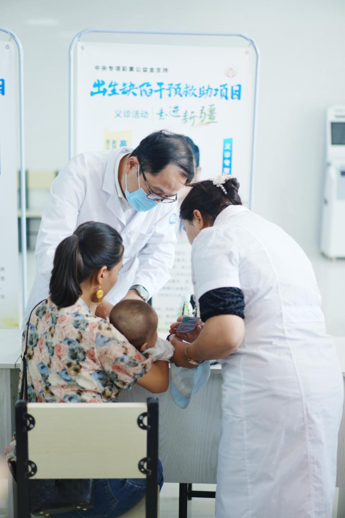 2023年8月，新疆和田县人民医院，专家正在为当地的出生缺陷患儿义诊。（中国出生缺陷干预救助基金会供图）