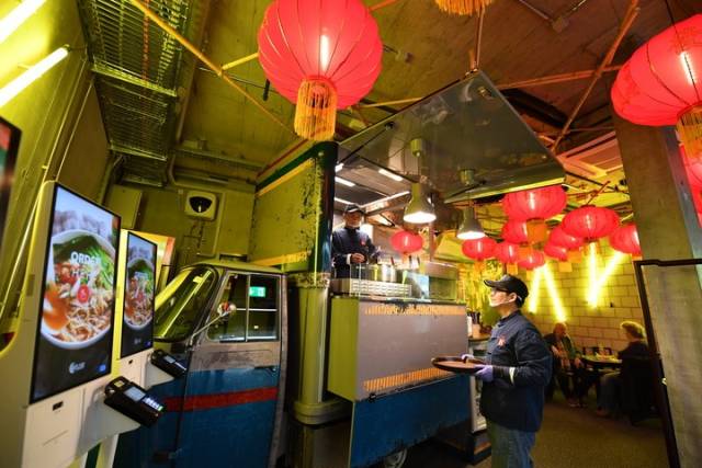 1月12日，瑞士少女峰缆车站的餐厅挂起红灯笼，散发着浓浓年味。新华社记者 连漪 摄