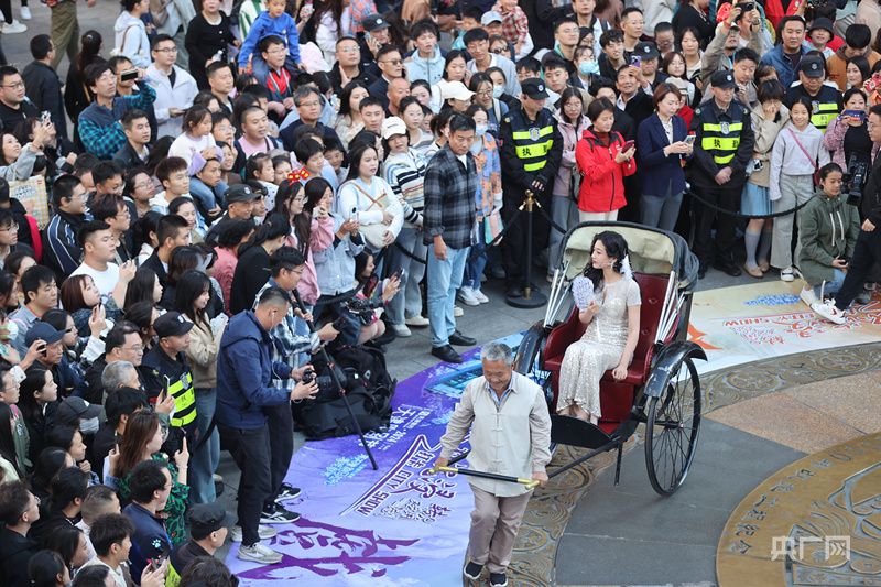 演员们在金街大铜钱广场为观众带来《日出》沉浸式演出（央广网记者 褚夫晴 摄）