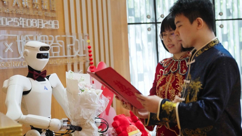 AI人形机器人七夕来“证婚”！科技浪漫席卷深圳南山