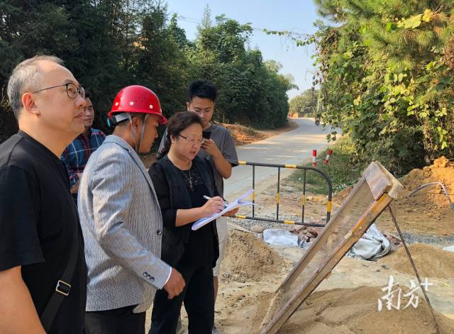 “三师”志愿者指导大村施工建设。图源：南粤古驿道网