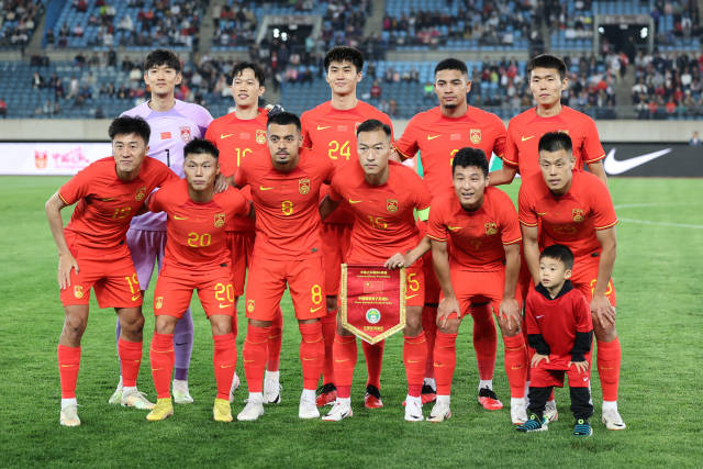 10月10日，中国队首发球员在比赛前合影。新华社发