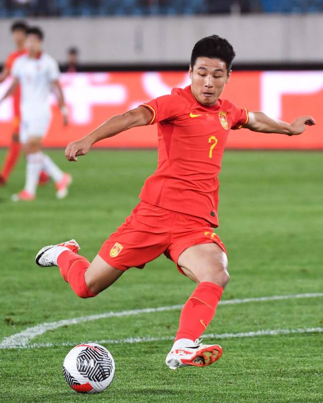 10月10日，中国队球员武磊在比赛中射门。新华社发