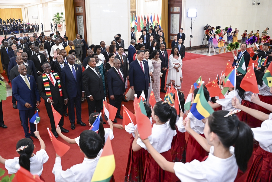 　　9月4日晚，国家主席习近平和夫人彭丽媛在北京人民大会堂举行宴会，欢迎来华出席中非合作论坛北京峰会的非方及国际贵宾。这是在前往宴会厅沿途，少年儿童对国际贵宾表示热烈欢迎。新华社记者 张领 摄