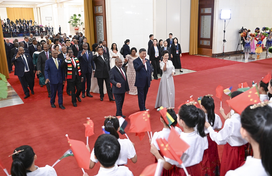 　　9月4日晚，国家主席习近平和夫人彭丽媛在北京人民大会堂举行宴会，欢迎来华出席中非合作论坛北京峰会的非方及国际贵宾。这是在前往宴会厅沿途，少年儿童对国际贵宾表示热烈欢迎。新华社记者 张领 摄