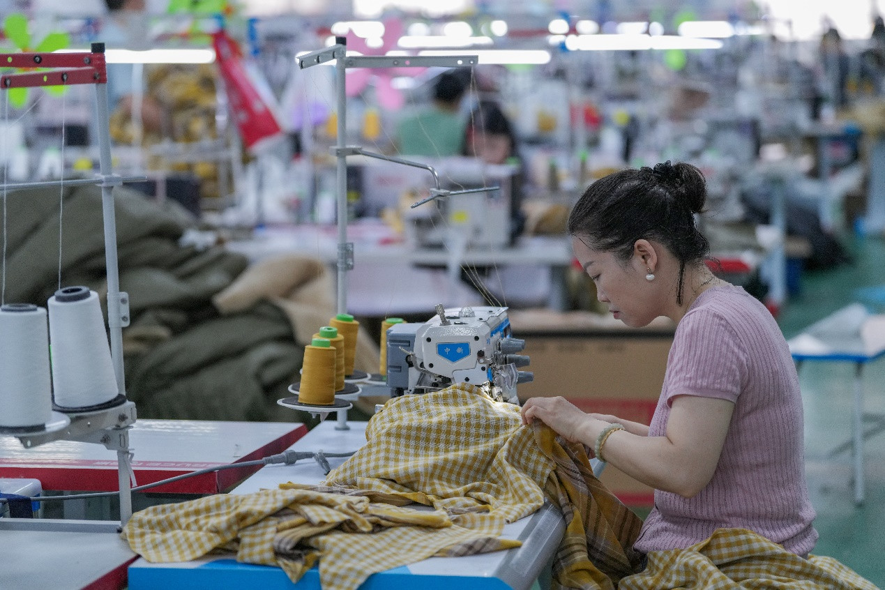 近3年天门服装行业已回流人口8.4万，直接带动16万人实现本地就业。陈勇|摄