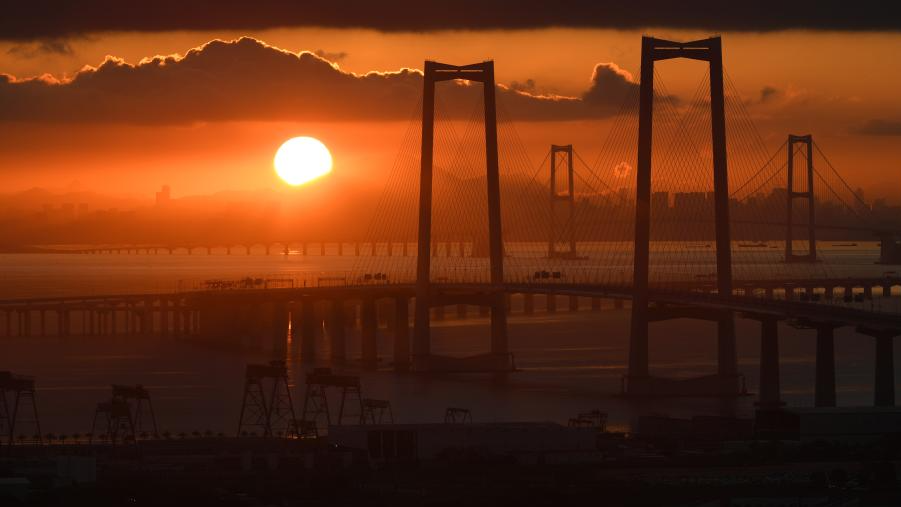 Le Grand pont Shenzhen-Zhongshan sous le soleil matinal
