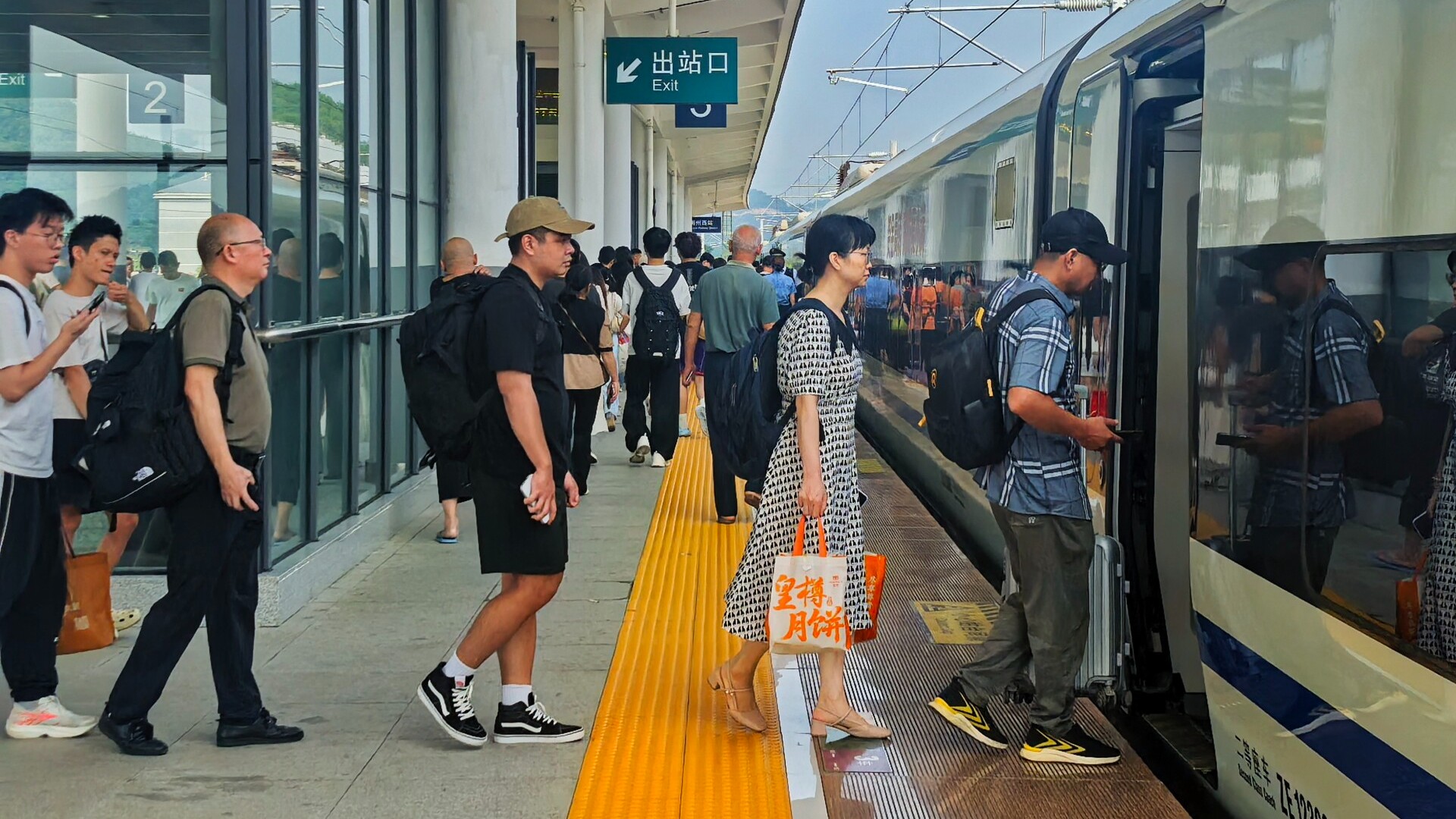 Meizhou-Longchuan High-speed Railway marks first anniversary with over 8 mln trips