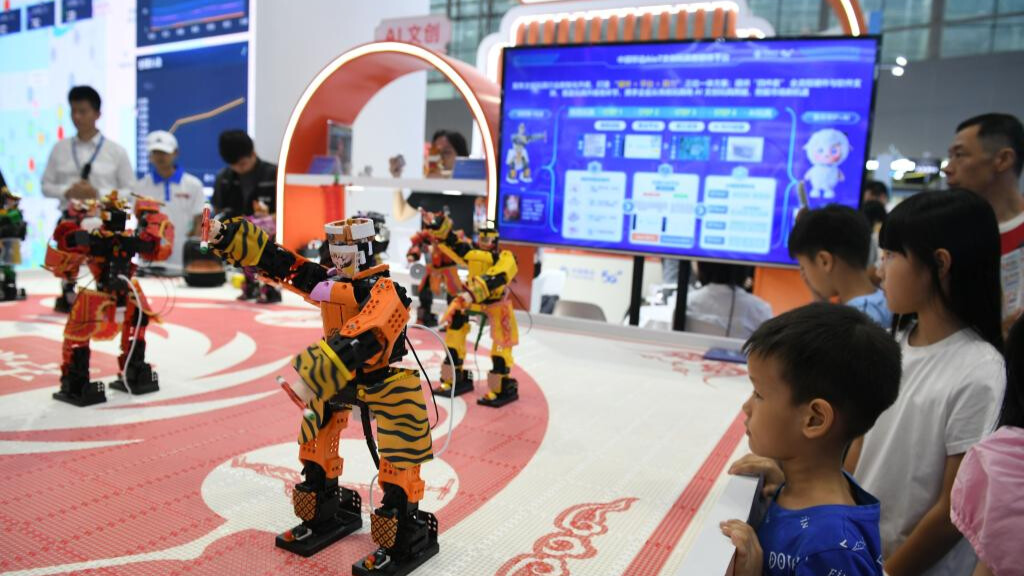 ​Des robots montrent leurs talents à l'Exposition internationale de l'industrie touristique de Chine (Guangdong)