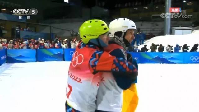 国际奥委会短片《信念的力量》截图，伊利亚·布罗夫（左）拥抱阿布拉缅科（右）。