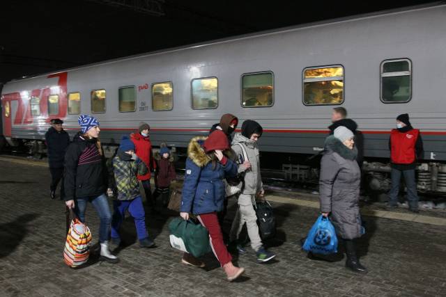 2月22日，来自乌克兰东部的难民乘坐火车抵达俄罗斯下诺夫哥罗德市。 图源：新华社