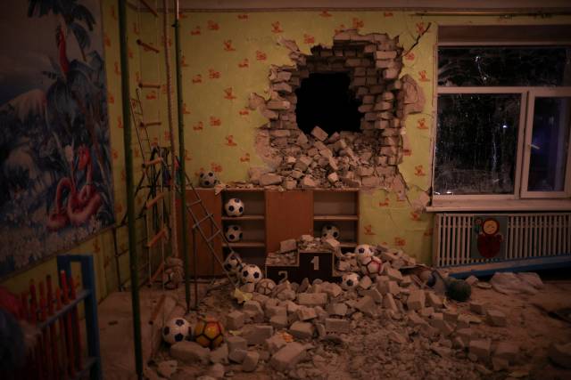 2月17日，乌克兰东部一幼儿园被炮弹击中，造成2名平民受伤。 图源：新华社
