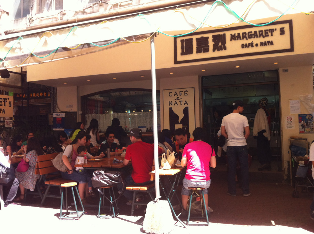 （玛嘉烈蛋挞店成为游客在澳门必到的美食网红打卡点。）