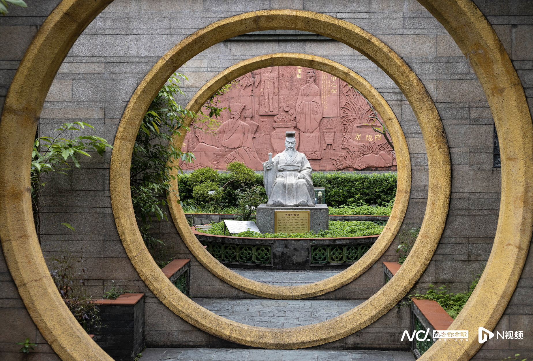 广州神农草堂中医药博物馆内的黄帝轩辕氏石像。