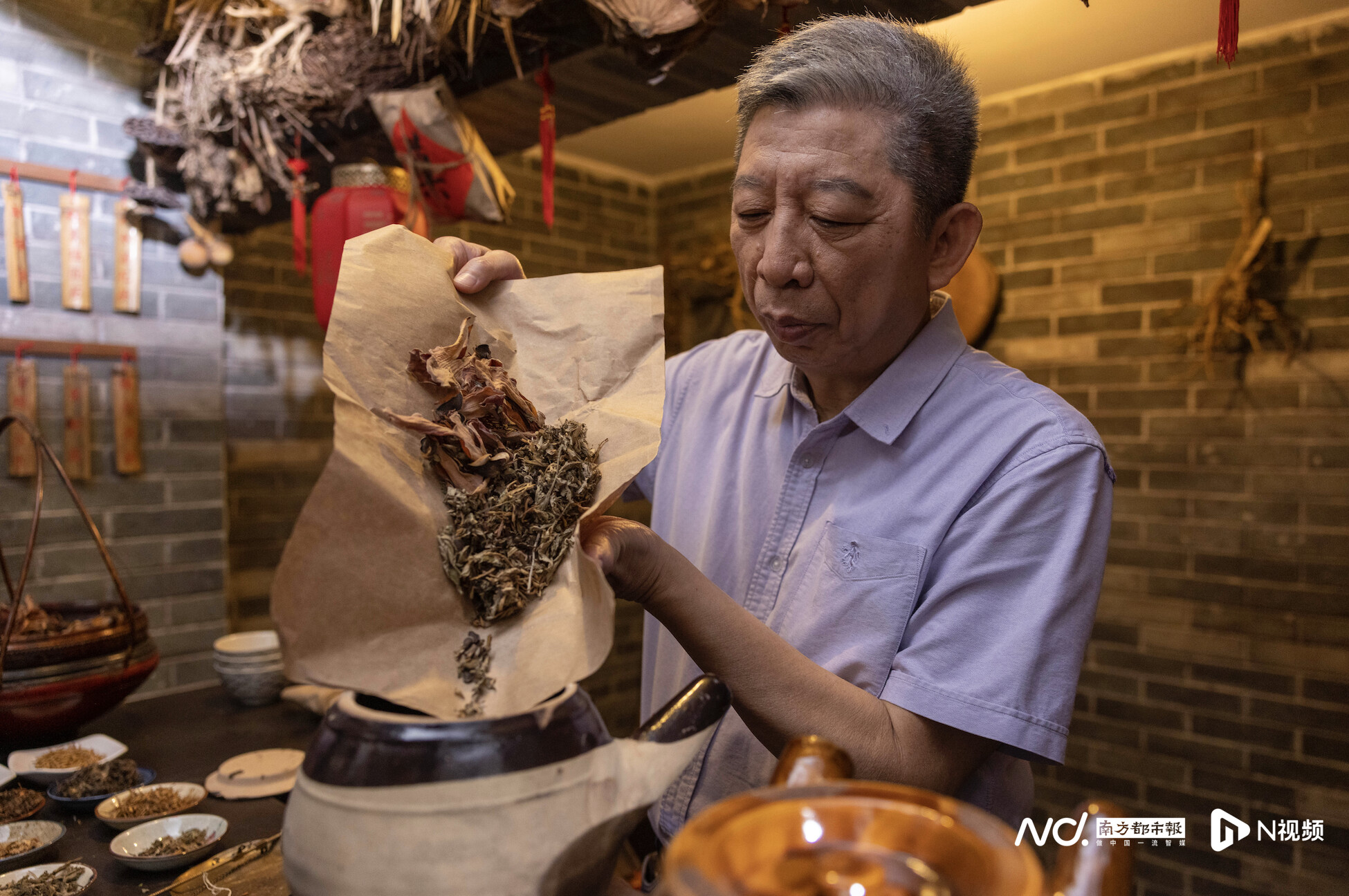 广东省凉茶博物馆馆长莫子瑜在制作二十四味凉茶。