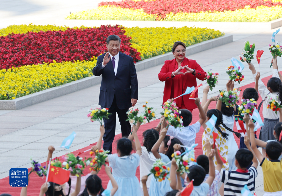 　　6月12日下午，国家主席习近平在北京人民大会堂同来华进行国事访问的洪都拉斯总统卡斯特罗举行会谈。这是会谈前，习近平在人民大会堂东门外广场为卡斯特罗举行欢迎仪式。新华社记者 王晔 摄