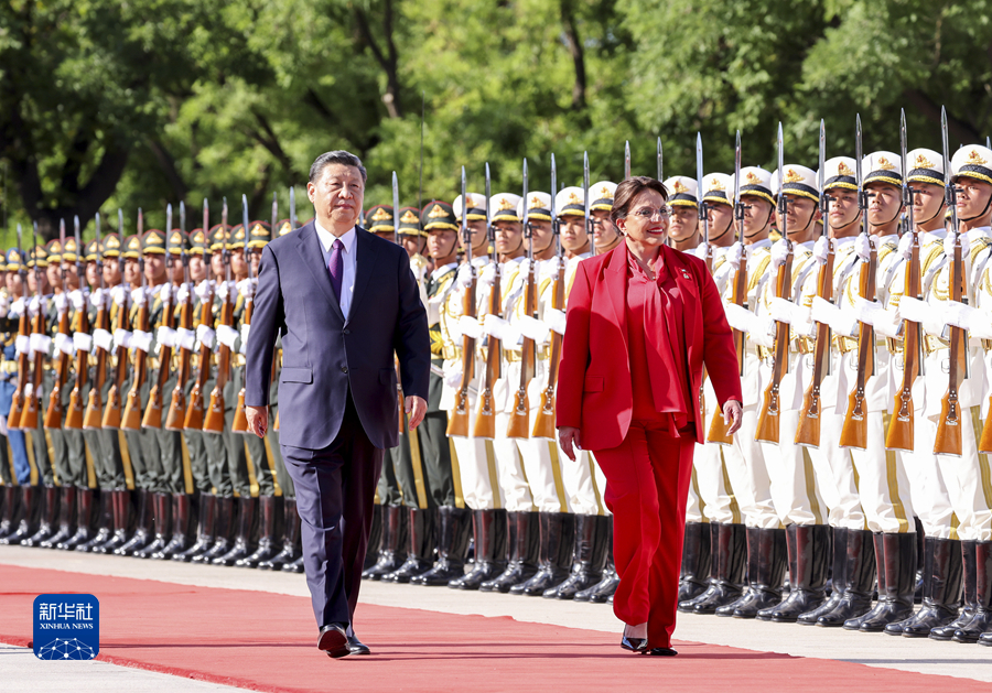 　　6月12日下午，国家主席习近平在北京人民大会堂同来华进行国事访问的洪都拉斯总统卡斯特罗举行会谈。这是会谈前，习近平在人民大会堂东门外广场为卡斯特罗举行欢迎仪式。新华社记者 刘彬 摄