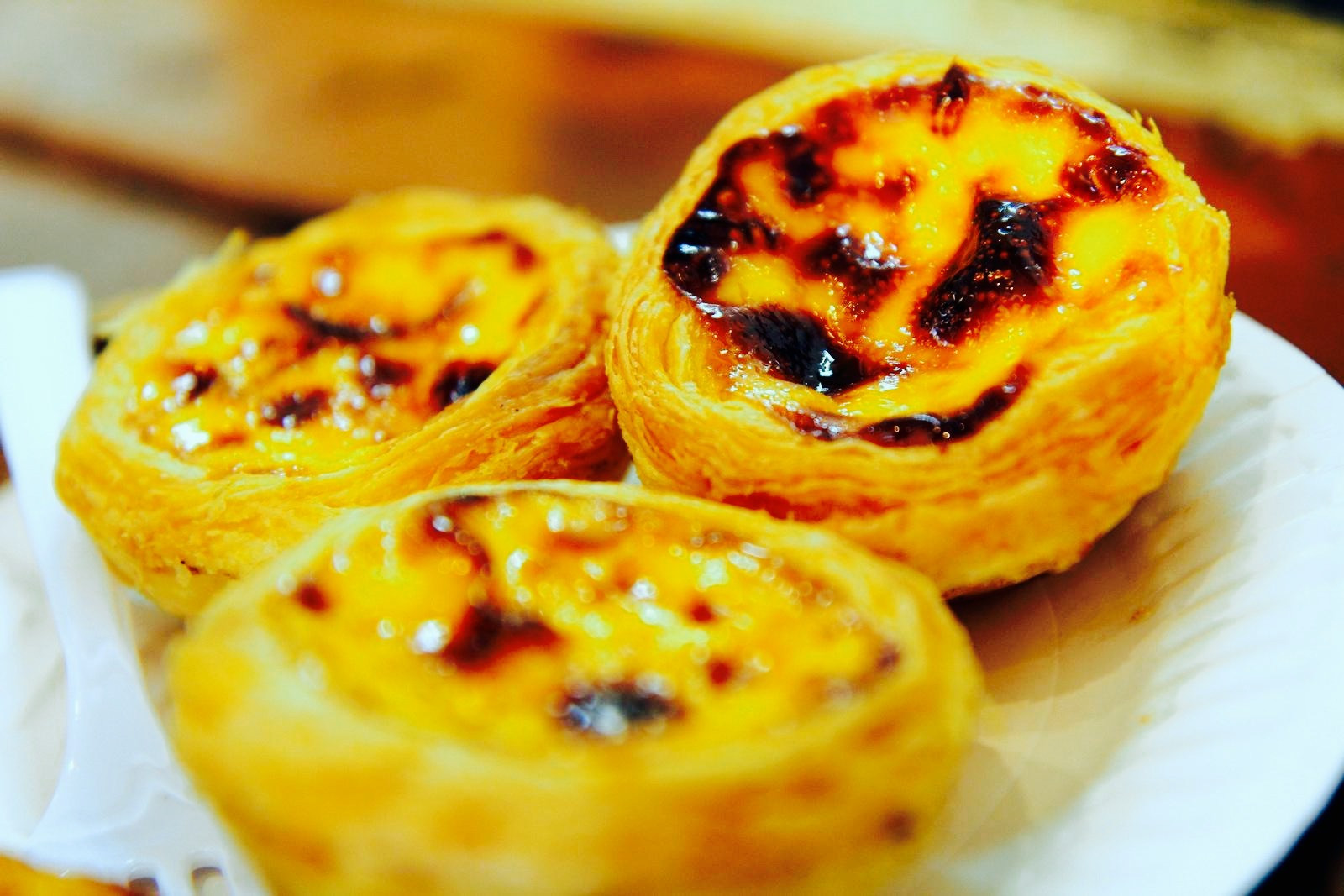 （葡式蛋挞，又称葡萄牙式奶油挞、焦糖玛琪朵蛋挞，属于蛋挞的一种。港澳及广东地区称葡挞，是一种小型的奶油酥皮馅饼，焦糖表面是其特征。）