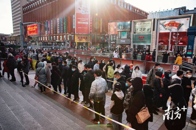 2月6日下午，王府井工美大厦北京2022官方特许商品旗舰店门外，市民排起长龙。