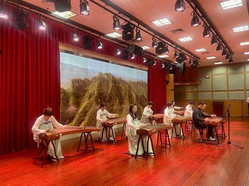 活动中市老年干部大学学员还进行了红色节目表演