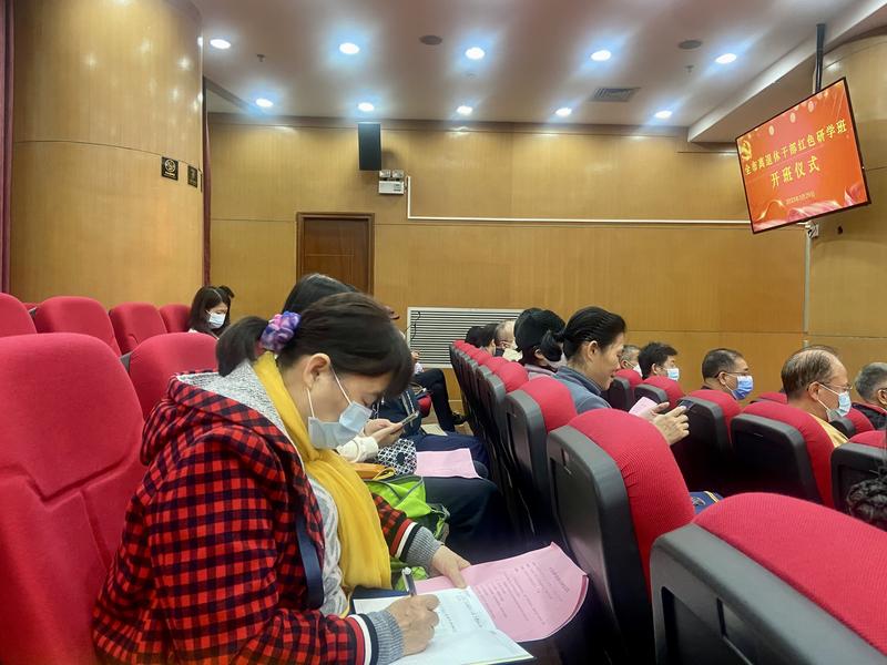 徐建妹在活动现场认真做笔记