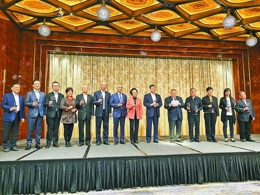 基推会负责人向来宾祝酒，共庆基本法颁布三十周年。